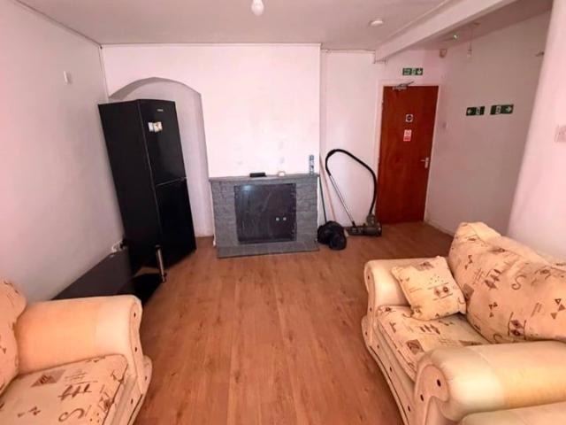 4 Bed Semi Detached House, Brookhill Road, B8