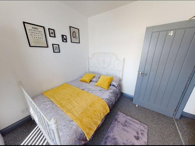 Room in a Shared House in Spring Gardens!