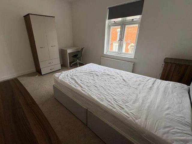 Room in a Shared House, Innings Drive, M6
