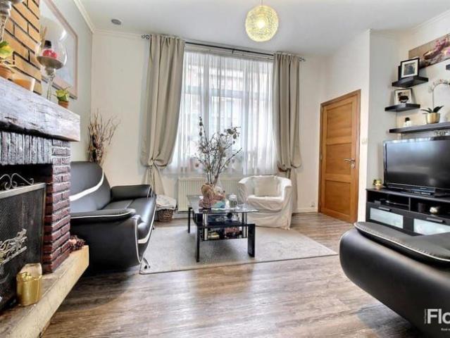 Room in a shared house with a yard and a garage