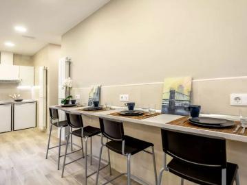 Room in a shared 14 bedroom apartment for rent in Numancia