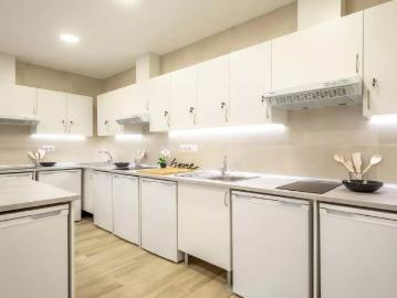Room in a shared 14 bedroom apartment for rent in Numancia