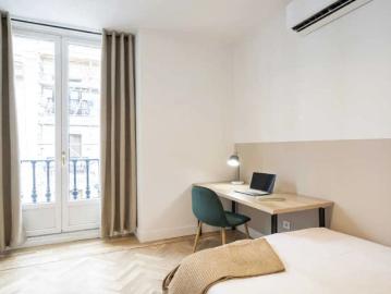 Room in a shared 16 bedroom apartment for rent in Sol, all bills included