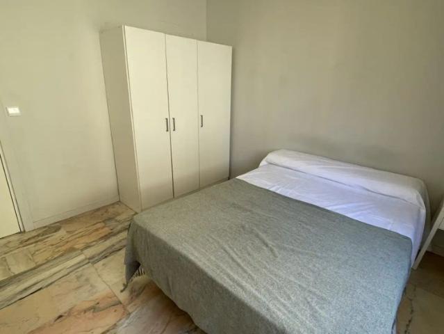Room in a shared 17 bedroom apartment for rent in El Porvenir, Sevilla