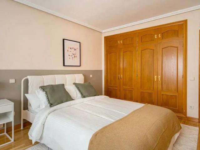 Room in a shared 10 bedroom apartment for rent in Piovera, Madrid