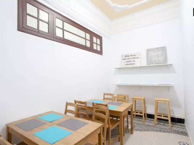 Room in a shared 10 bedroom apartment for rent in Russafa suitable for students