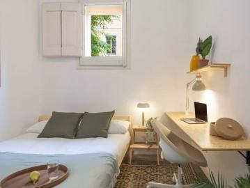 Room in a shared 10 bedroom apartment for rent in Sant Pere, suitable for professionals