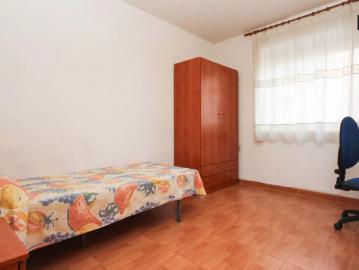 Room in a shared 11 bedroom apartment for rent in Centro Sagrario, perfect for females and professionals