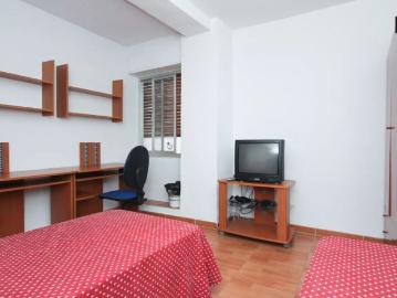 Room in a shared 11 bedroom apartment for rent in Centro Sagrario, perfect for females and professionals