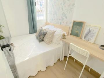 Room in a shared 11 bedroom apartment for rent in La Juncal Híspalis