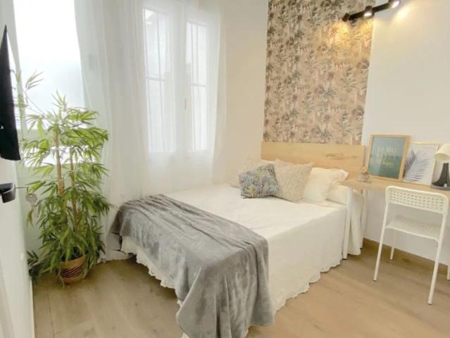 Room in a shared 11 bedroom apartment for rent in La Juncal Híspalis