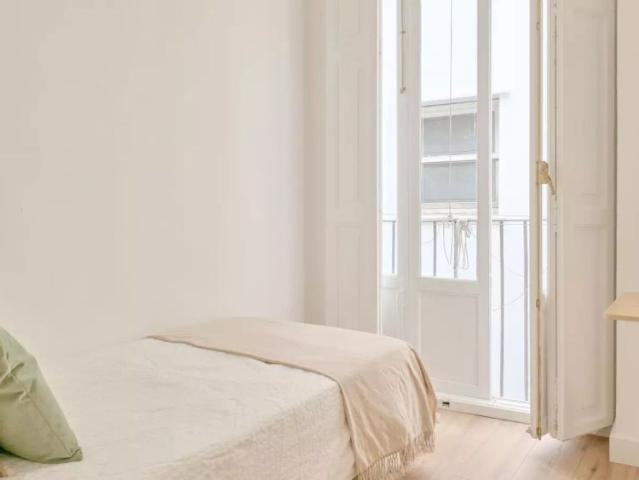 Room in a shared 11 bedroom apartment for rent in La Xerea