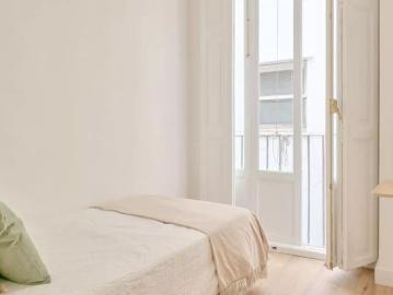 Room in a shared 11 bedroom apartment for rent in La Xerea