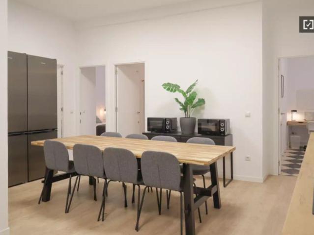 Room in a shared 13 bedroom apartment for rent in Cortes, professionals and students only