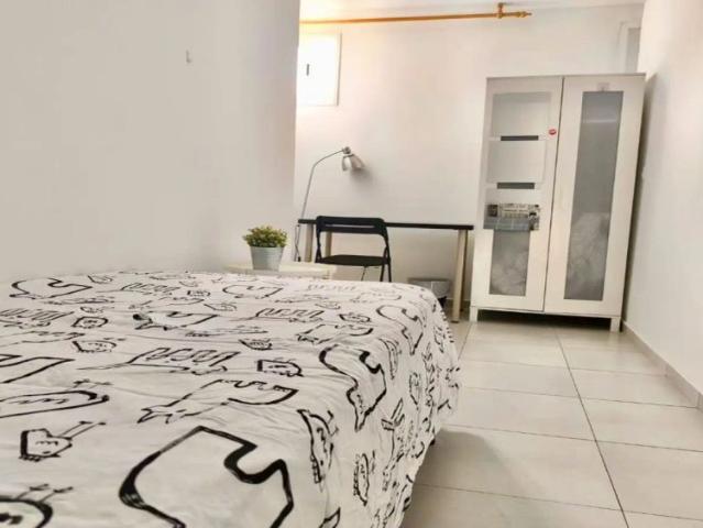 Room in a shared 1 bedroom apartment for rent in Sol