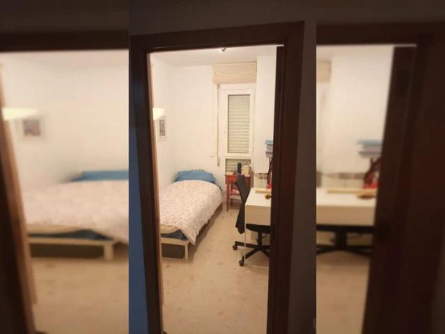 Room in a shared 1 bedroom apartment for rent in Sants Badal, bills included, only males, professionals and students only