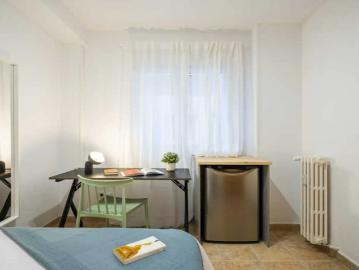 Room in a shared 25 bedroom apartment for rent in Valdeacederas