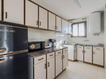 Room in a shared 2 bedroom apartment for rent in Collblanc, bills included