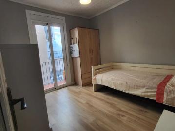 Room in a shared 2 bedroom apartment for rent in La Torrassa, singles only