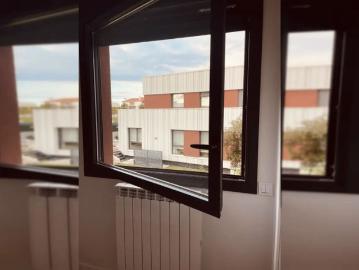 Room in a shared 2 bedroom apartment for rent in Moreaga, bills included, no couples, students and professionals only