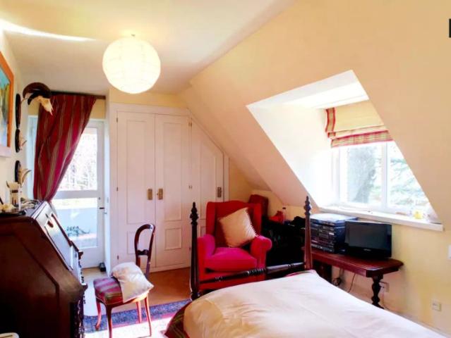 Room in a shared 2 bedroom apartment for rent in Madrid, bills included, perfect for students