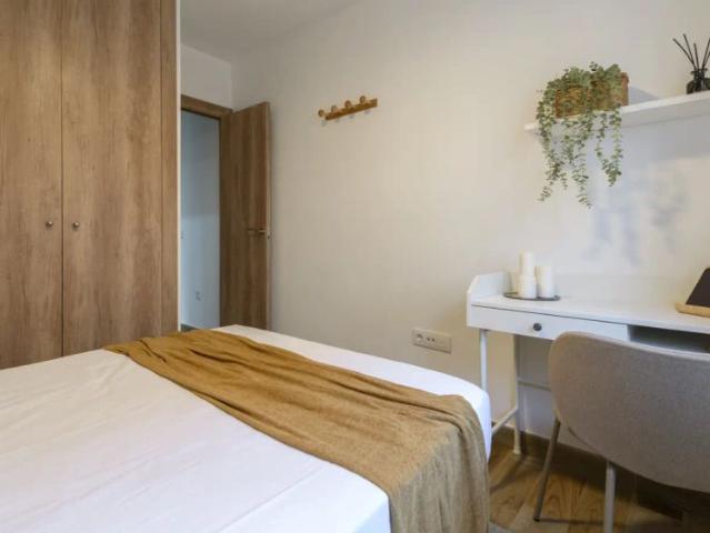 Room in a shared 2 bedroom apartment for rent in Quintana, no restrictions