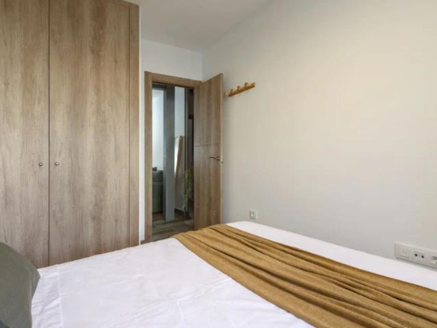 Room in a shared 2 bedroom apartment for rent in Quintana, no restrictions