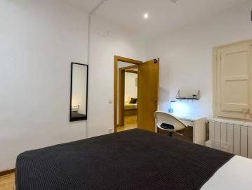 Room in a shared 3 bedroom apartment for rent in Collblanc, perfect for professionals and students