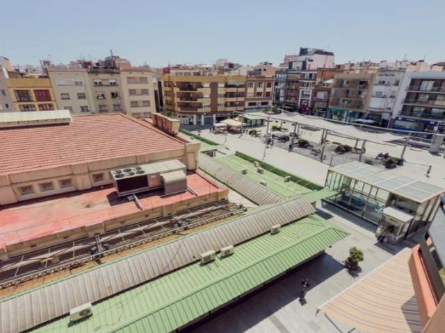 Room in a shared 3 bedroom apartment for rent in Collblanc, perfect for professionals and students