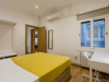 Room in a shared 3 bedroom apartment for rent in Collblanc, perfect for professionals and students