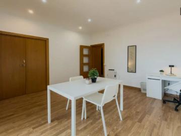 Room in a shared 3 bedroom apartment for rent in Collblanc, perfect for professionals and students