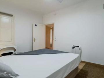 Room in a shared 3 bedroom apartment for rent in Collblanc, professionals and students allowed