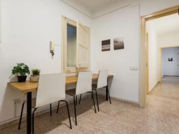 Room in a shared 3 bedroom apartment for rent in Collblanc, professionals only