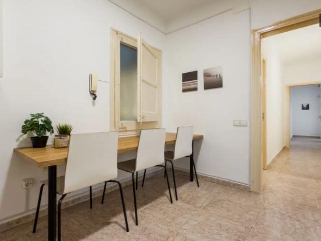 Room in a shared 3 bedroom apartment for rent in Collblanc, professionals only