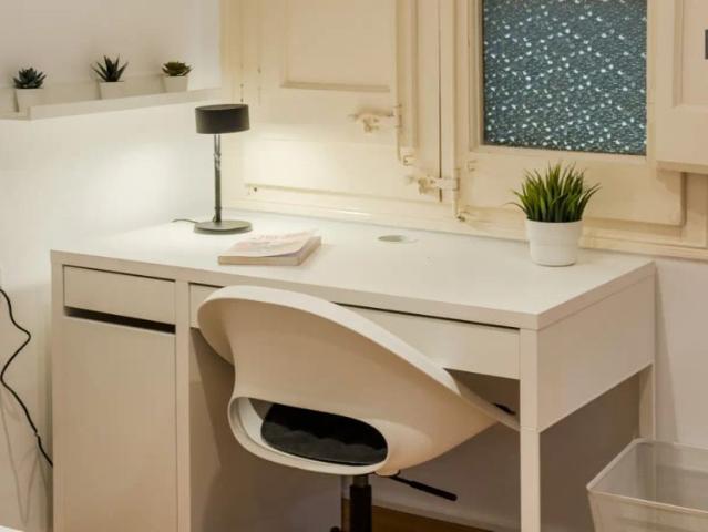 Room in a shared 3 bedroom apartment for rent in Collblanc
