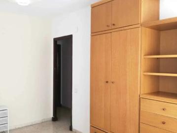 Room in a shared 3 bedroom apartment for rent in Ciutat Jardí, no couples, professionals and students only