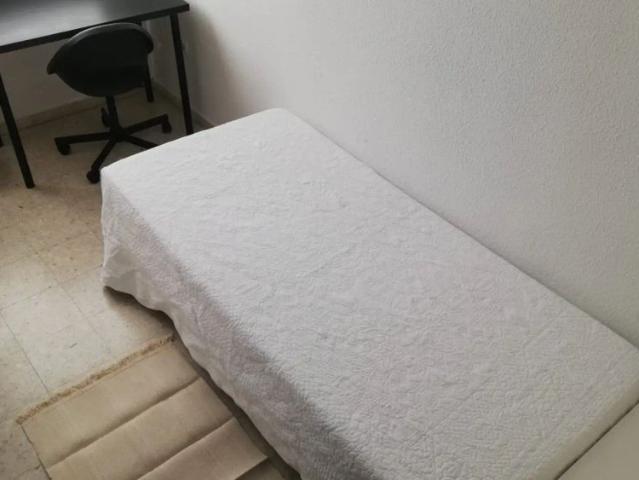 Room in a shared 3 bedroom apartment for rent in Ciutat Jardí, no couples, professionals and students only