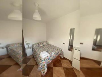 Room in a shared 3 bedroom apartment for rent in Cruz del Humilladero, bills included, only females