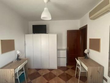 Room in a shared 3 bedroom apartment for rent in Cruz del Humilladero, bills included, only females