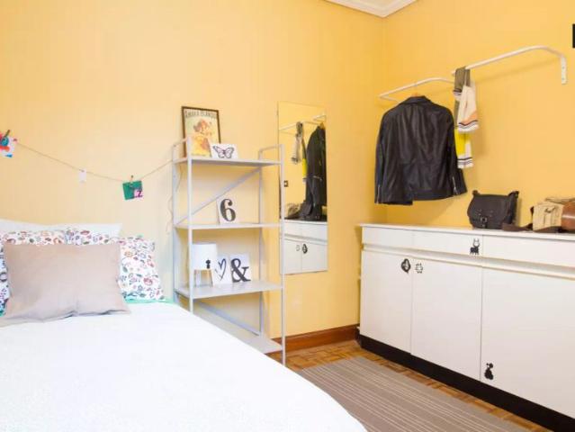 Room in a shared 3 bedroom apartment for rent in Ametzola, all bills included