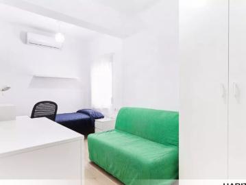 Room in a shared 3 bedroom apartment for rent in Barrio León, Seville, perfect for students only