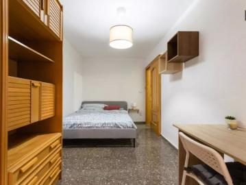 Room in a shared 3 bedroom apartment for rent in Benicalap