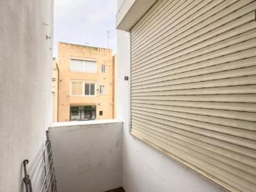 Room in a shared 3 bedroom apartment for rent in El Camp de l'Arpa del Clot, females only
