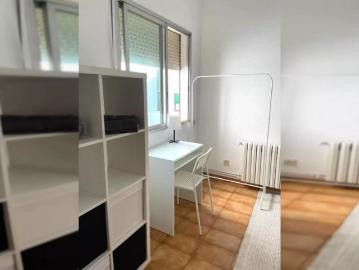 Room in a shared 3 bedroom apartment for rent in el Camp de l'Arpa del Clot, only females