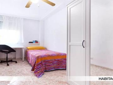 Room in a shared 3 bedroom apartment for rent in El Cerro, limited to students