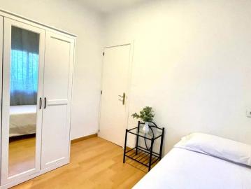 Room in a shared 3 bedroom apartment for rent in El Tardón, students only