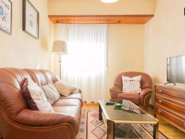Room in a shared 3 bedroom apartment for rent in Errekaldeberri, bills included