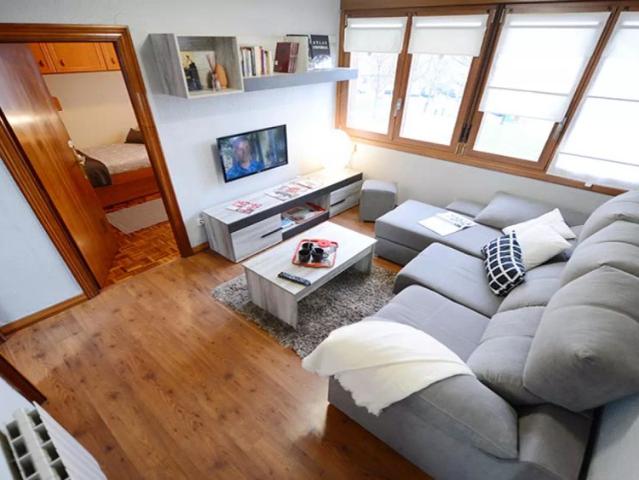 Room in a shared 3 bedroom apartment for rent in Otxarkoaga, all bills included, perfect for professionals and students