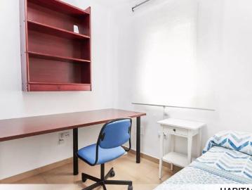 Room in a shared 3 bedroom apartment for rent in Los Remedios, professionals only