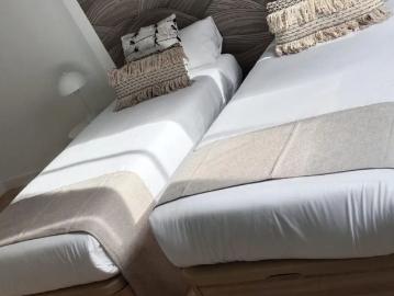 Room in a shared 3 bedroom apartment for rent in La Bresca for professionals and students